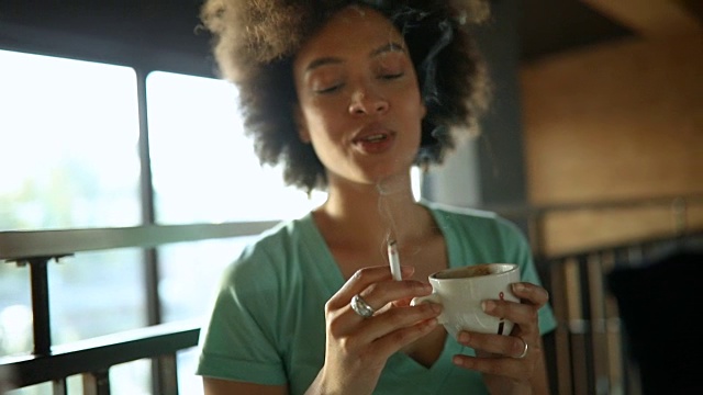 和朋友在咖啡馆喝咖啡抽烟的女孩视频素材