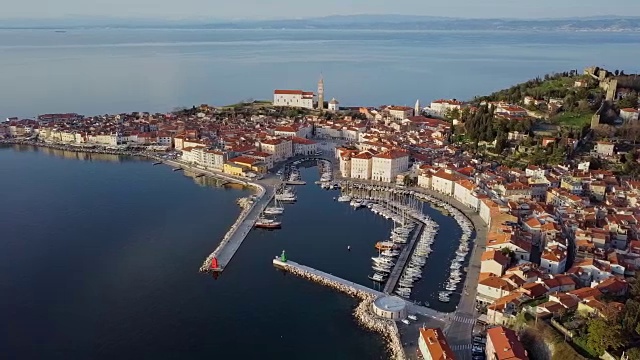 航拍船坞和旧城皮兰，斯洛文尼亚视频素材