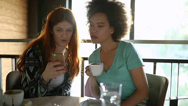 两个女性朋友在咖啡馆一起享受他们的时间视频素材