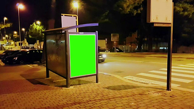 广告牌以色度键的绿色屏幕上的交通车辆城市夜晚街道，灯光夜晚，广告的概念视频素材