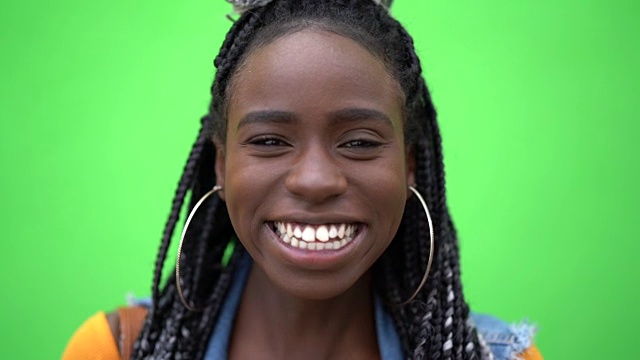 非裔美国妇女与长辫肖像视频素材