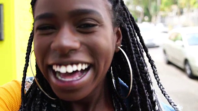 非洲裔女性在自拍视频下载