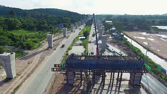 鸟瞰图的高速公路收费高速公路的建筑工地。视频素材