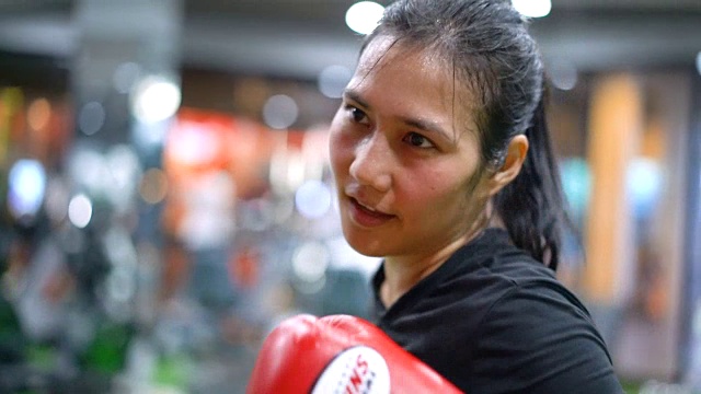 SLO MO亚洲女性在健身房练习泰拳。视频素材