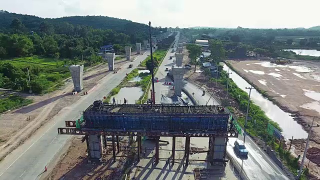 鸟瞰图的高速公路收费高速公路的建筑工地。视频素材