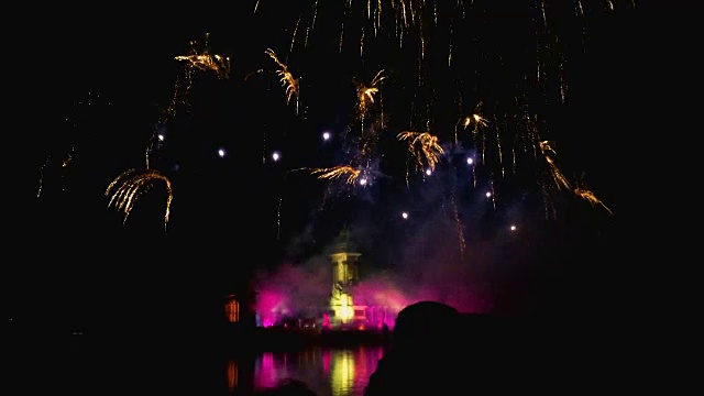 马德里Buen-Retiro公园夜晚湖面上的烟花视频下载