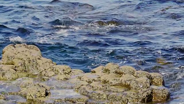 意大利海岸上的大石头伴随着海浪视频下载