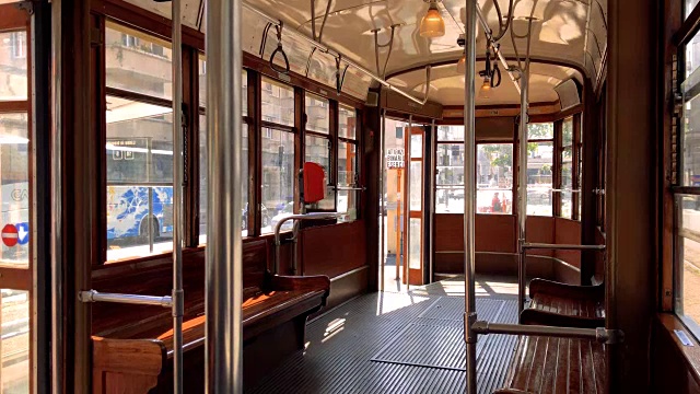 一个典型的历史米兰有轨电车内部与木制内饰。4 k质量视频下载