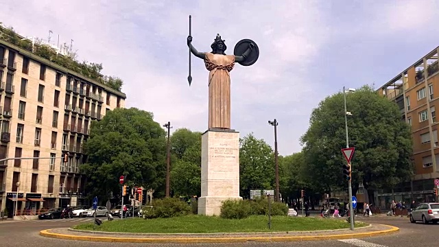 密涅瓦的雕像在帕维亚一个环形路口的中央视频下载