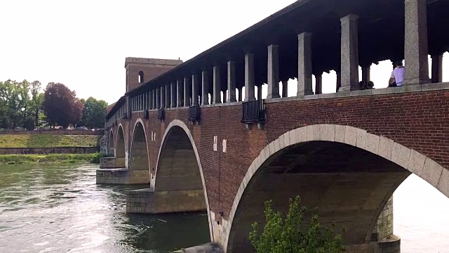 河上有拱桥，人们可以在上面行走视频下载