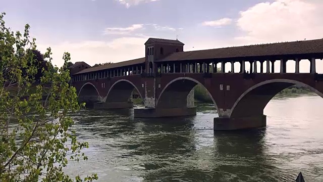 河上的拱桥上有行人，帕维亚视频下载