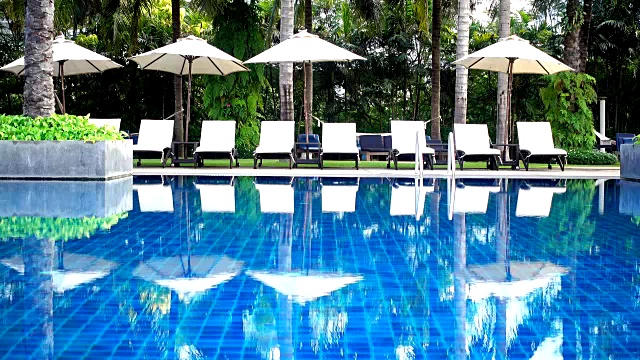 酒店和度假村的漂亮的雨伞和椅子，配有游泳池视频下载
