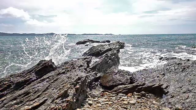 泰国热带海滩海浪击碎岩石海岸线的缓慢运动视频素材