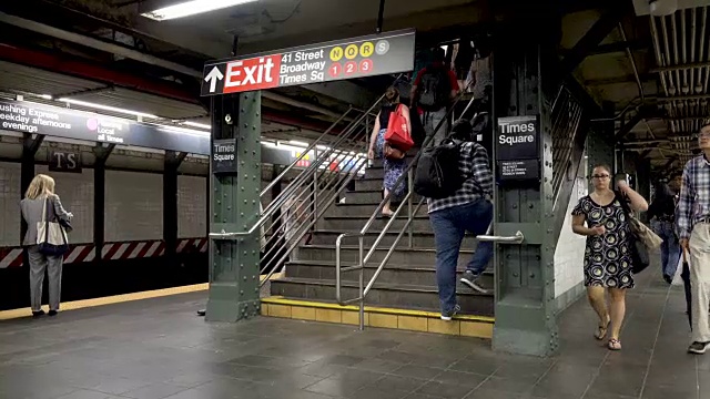 纽约时代广场的地铁站台视频素材
