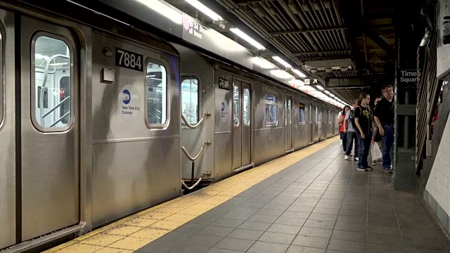 纽约时代广场的地铁站台视频素材