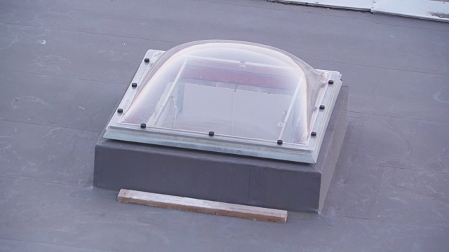 屋顶方窗的玻璃罩视频下载
