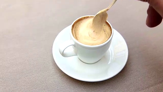男人在咖啡杯里搅拌糖视频下载