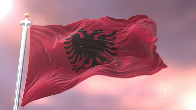 日落时分，阿尔巴尼亚国旗迎风飘扬视频下载