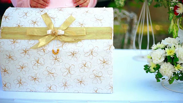 用礼品盒装饰婚宴。视频下载