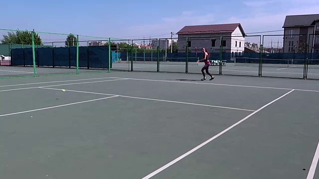 年轻女子在打网球视频下载