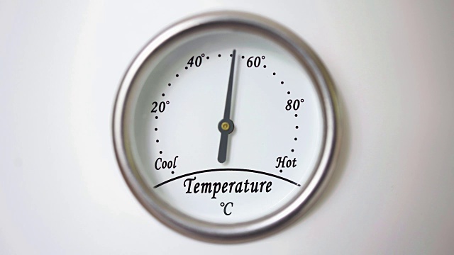 带有指针的温度计，指示从冷到热。沸腾的水在最后摇晃。视频下载