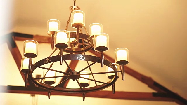 复古灯具悬挂于天花板，照明装饰。视频下载