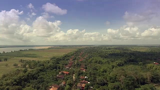 从空中飞过一个被云覆盖的长长的亚洲村庄视频素材