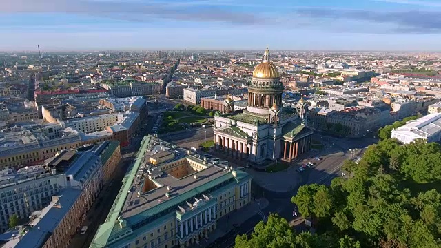 航拍的细节圣艾萨克大教堂在圣彼得堡，俄罗斯在一个多云的晚上视频素材