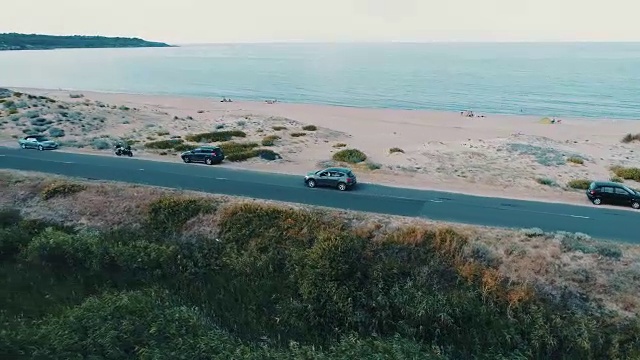 无人机在海滩上追逐汽车视频下载