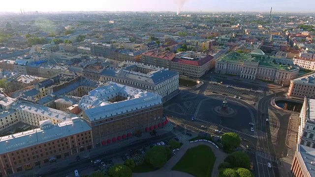 航拍的细节圣艾萨克大教堂在圣彼得堡，俄罗斯在一个多云的晚上视频素材