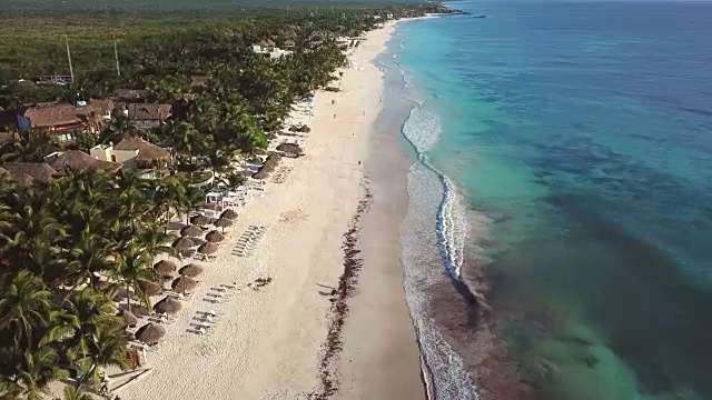 在加勒比海清澈的海水沙滩上爆发的波浪。视频素材