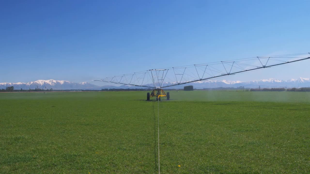 WS灌溉机在围场上旋转和喷水/阿什伯顿，坎特伯雷，新西兰视频下载