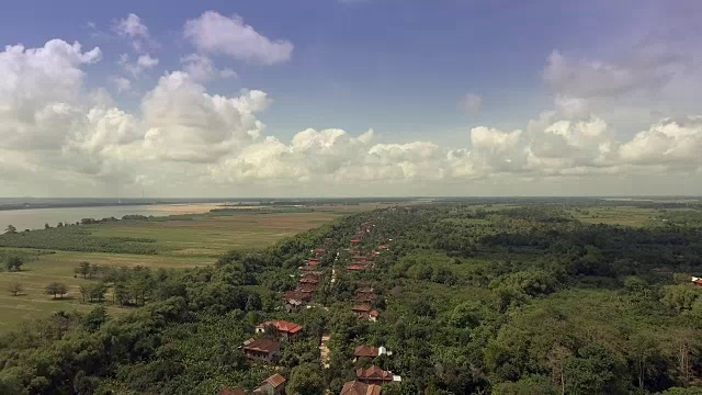 空中:飞回来，露出一个长长的被云覆盖的亚洲村庄视频素材