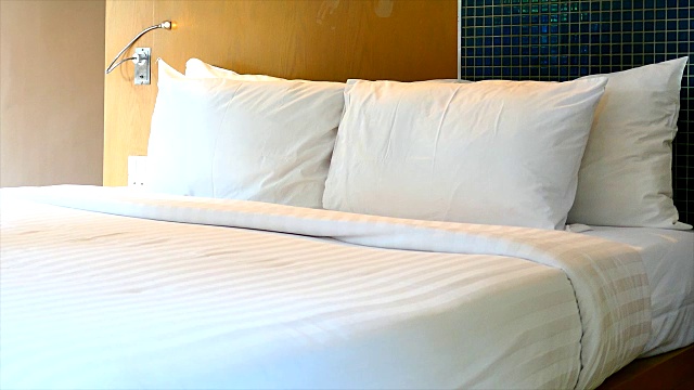 卧室室内床上装饰白色枕头视频素材