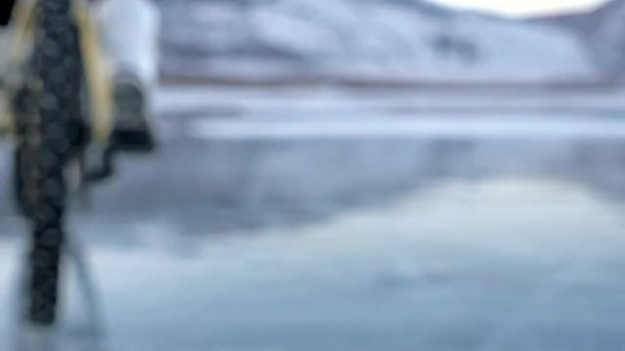 看轮胎。180 fps射击。一个女人在冰上骑自行车。结冰的贝加尔湖的冰。自行车的轮胎上覆盖着特殊的尖钉。视频购买