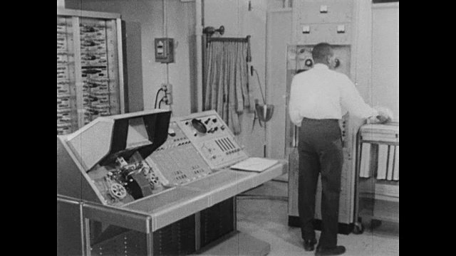 1960年，人类操纵微缩胶片机，将普查信息输入光学传感装置视频下载