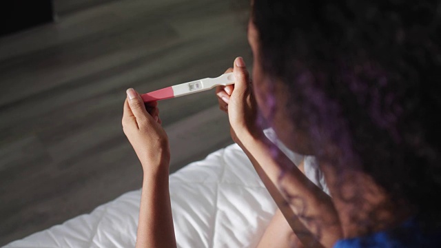 持有阴性妊娠检测试剂盒的妇女视频素材