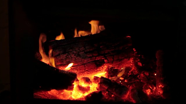 在壁炉中燃烧的木头视频素材
