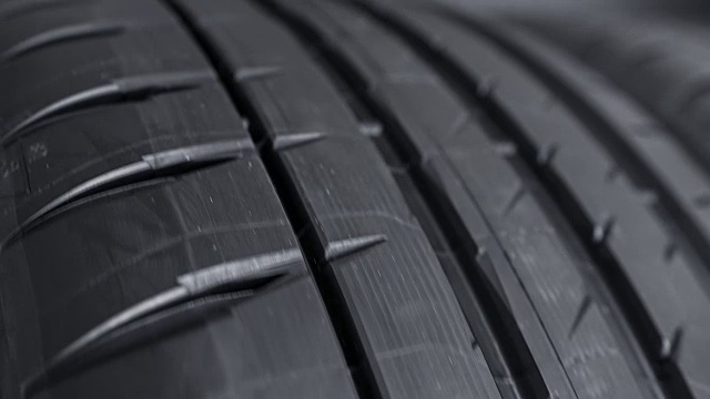 汽车轮胎的胎面花纹视频素材