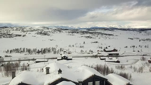 在挪威一个多云的冬日，一架飞机飞过机舱。视频下载