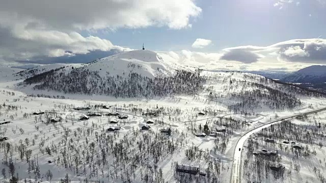 飞向挪威维尔里的一座白雪皑皑的山顶。视频素材