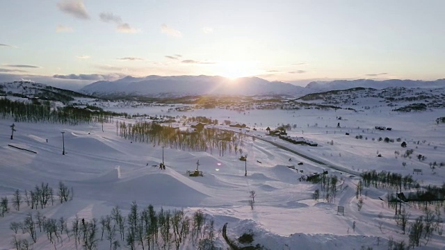 飞越维耶利滑雪胜地，欣赏美丽的日落。视频素材