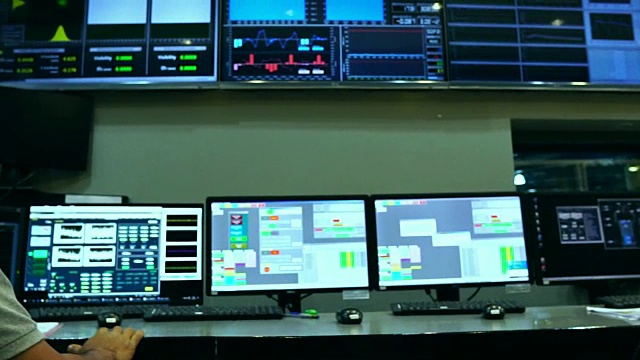 慢镜头:男性亚洲工程师正在辐射控制系统中工作视频素材