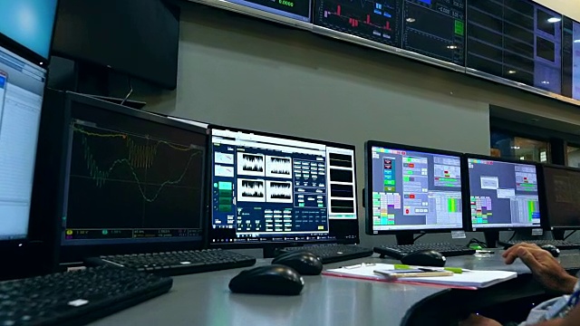 慢镜头:男性亚洲工程师正在辐射控制系统中工作视频下载
