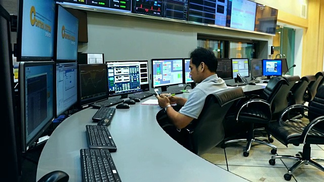 慢镜头:男性亚洲工程师正在辐射控制系统中工作视频素材