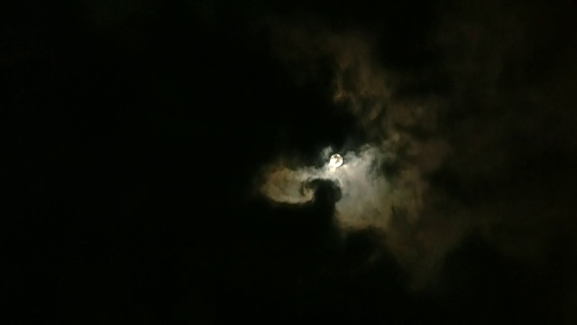 满月和乌云视频素材