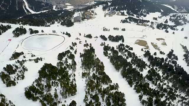 雾山和滑雪者的鸟瞰图视频下载