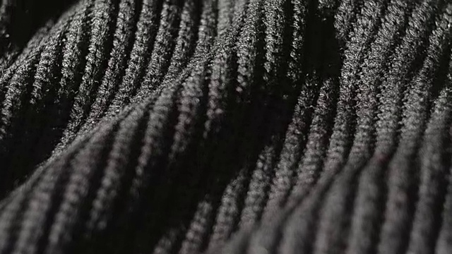 多莉拍摄的黑色针织毛衣。浅景深视频素材