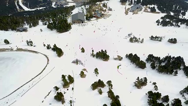 空中拍摄的滑雪者视频下载