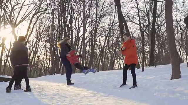 妈妈和儿子们在冬季公园玩得很开心，慢镜头视频素材